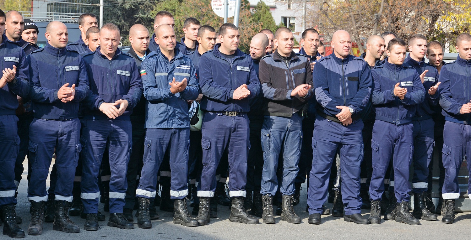 Наградиха варненския пожарникар, спасил пътници в пламналия влак (СНИМКИ)